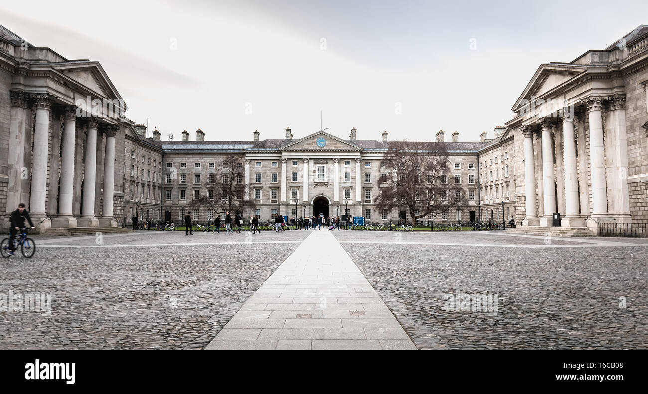 Dublin, Irlande - 11 Février 2019 : Les gens qui marchent dans la cour de Trinity College dans le centre-ville par une journée d'hiver Banque D'Images