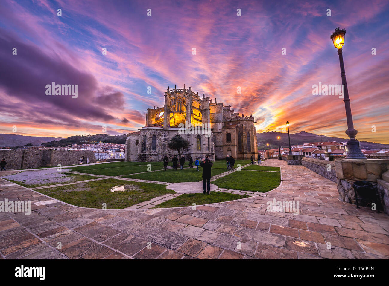 Église de Santa Maria de la Asuncion au port de Castro Urdiales Cantabrie Région de l'Espagne, avec vue sur les ruines de l'ermitage de San Pedro à gauche Banque D'Images