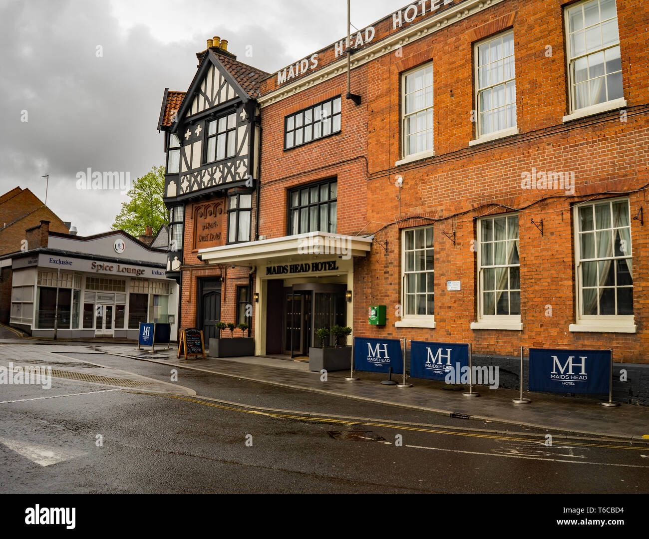 L'entrée de l'hôtel Maids Head, Tombland, Norwich. Sur la route de l'hôtel est le chef de ménage Spice Lounge, une cuisine indienne authentique hautement cotées Banque D'Images