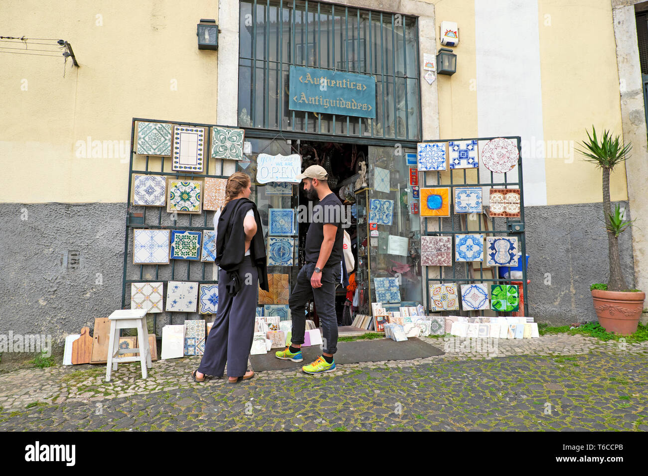 Les gens couple vintage peint à la main à l'extérieur de carreaux portugais une boutique d'antiquités dans le quartier d'Alfama de ville de Lisbonne Portugal KATHY DEWITT Banque D'Images