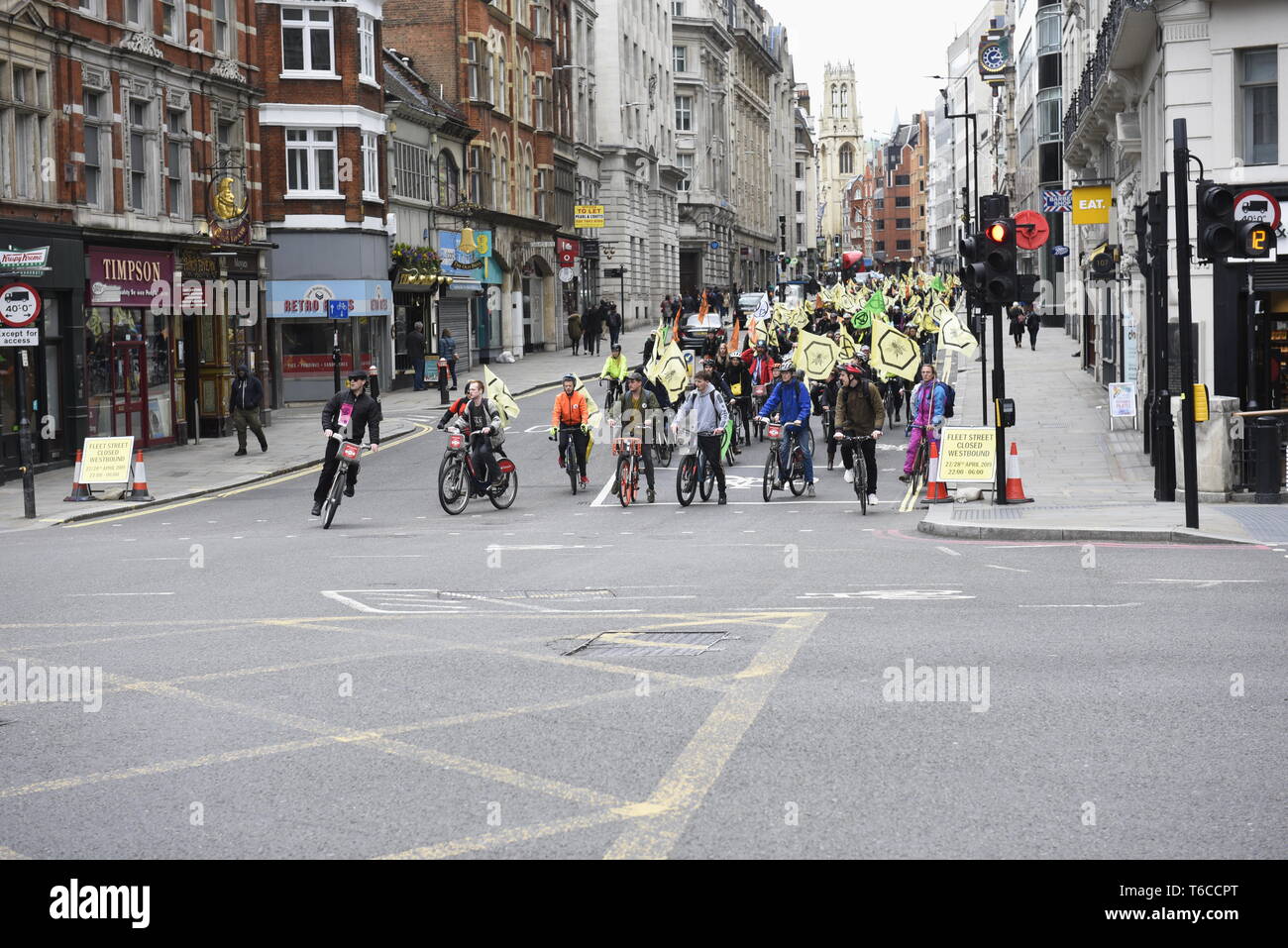 Rébellion Extinction 'Scyclistes' chaleureux centre de Londres pour protester contre la mort de l'Insecte - Extinction des manifestants ont organisé une rébellion "masse critique" de l'événement à vélo Banque D'Images