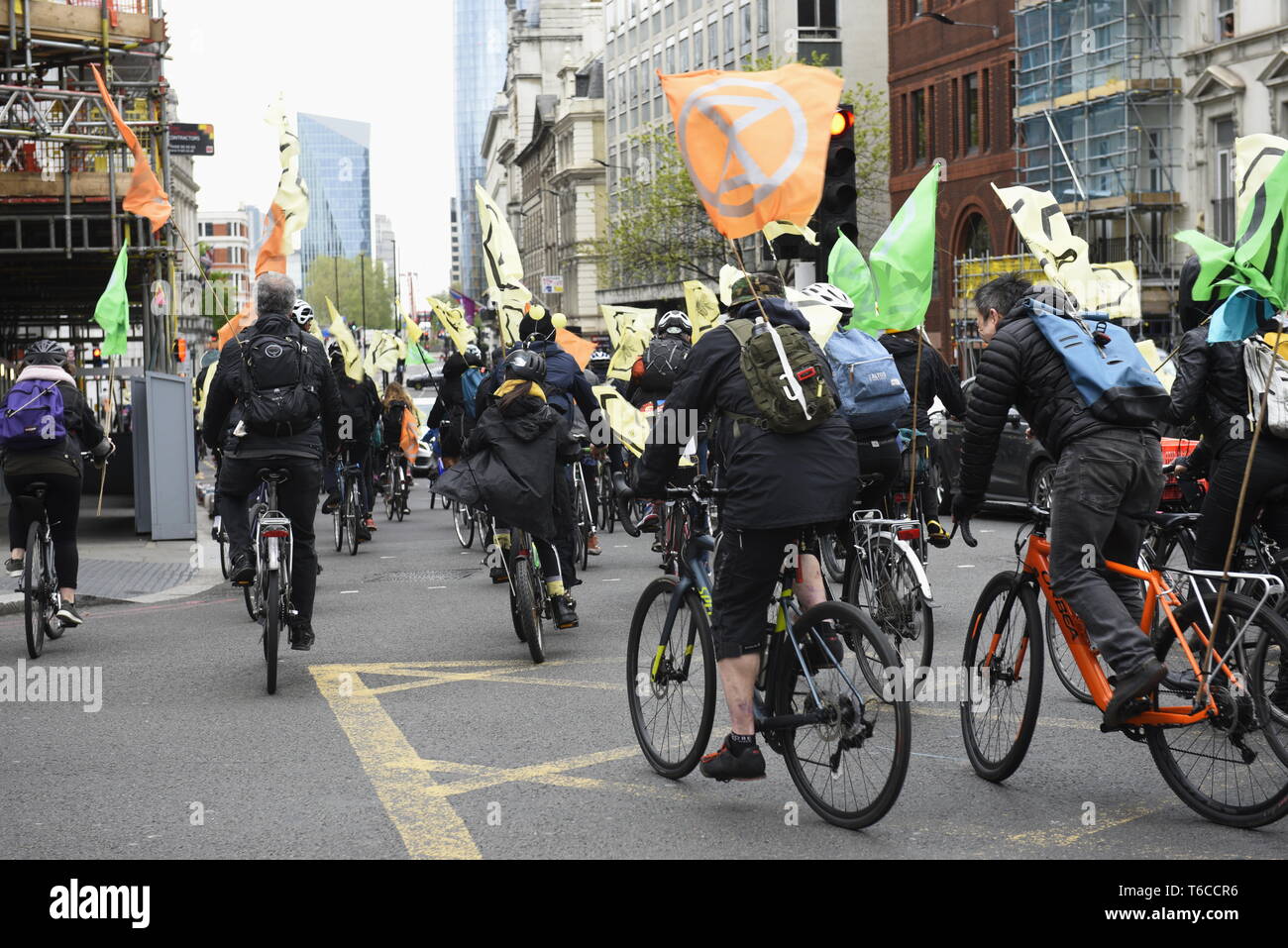 Rébellion Extinction 'Scyclistes' chaleureux centre de Londres pour protester contre la mort de l'Insecte - Extinction des manifestants ont organisé une rébellion "masse critique" de l'événement à vélo Banque D'Images