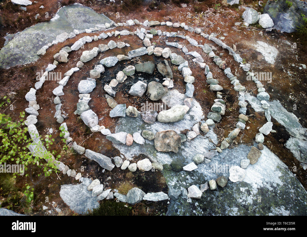 Un labyrinthe en spirale faite de pierres. C'est sur la façon dont les chasseurs primitifs labyrinthes du sacré, l'art préhistorique était magique Banque D'Images