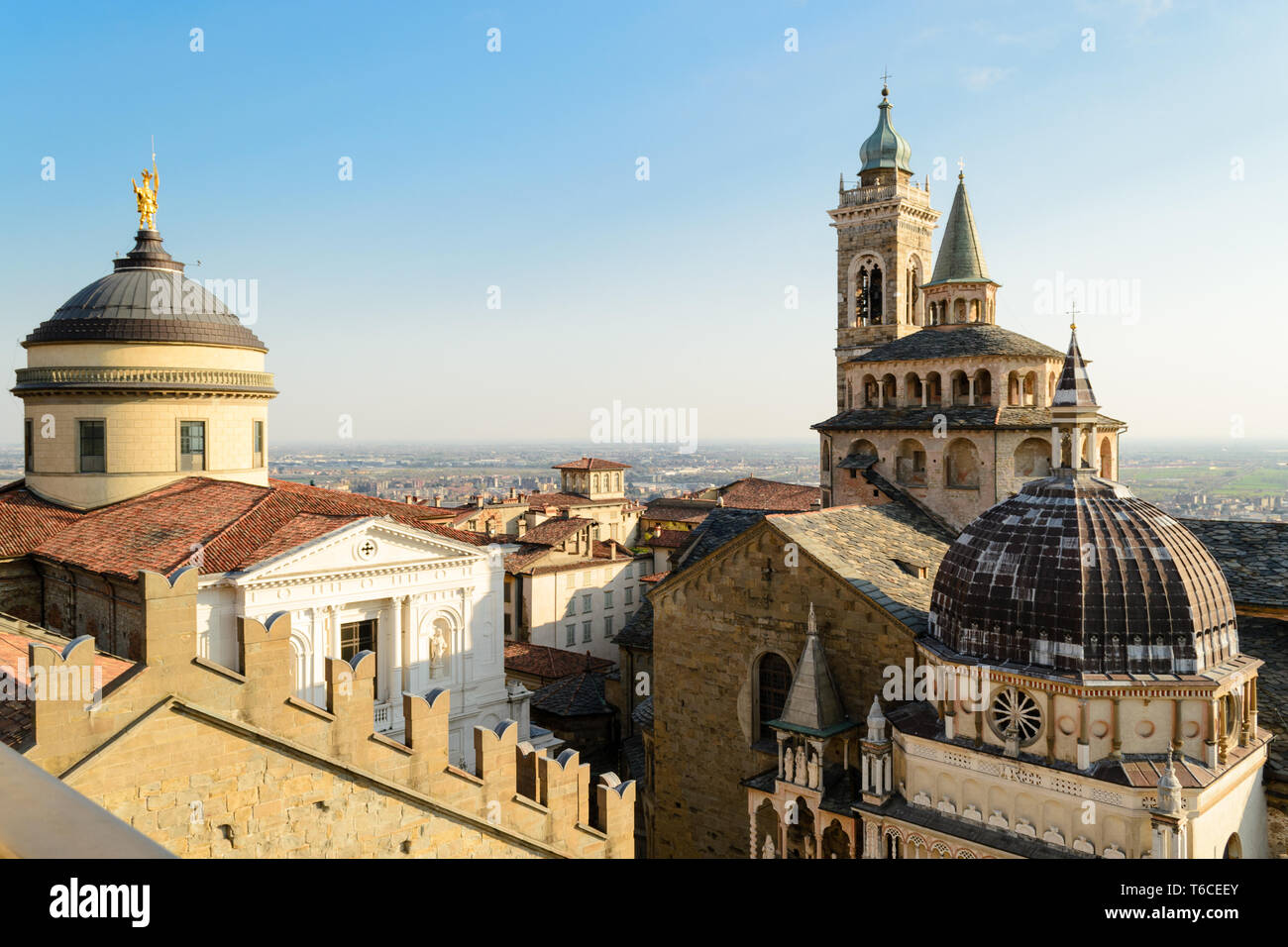 La basilique de Santa Maria Maggiore à Bergame haute ville dans le nord de l'Italie, vu du haut du clocher de l'hôtel de ville. Banque D'Images