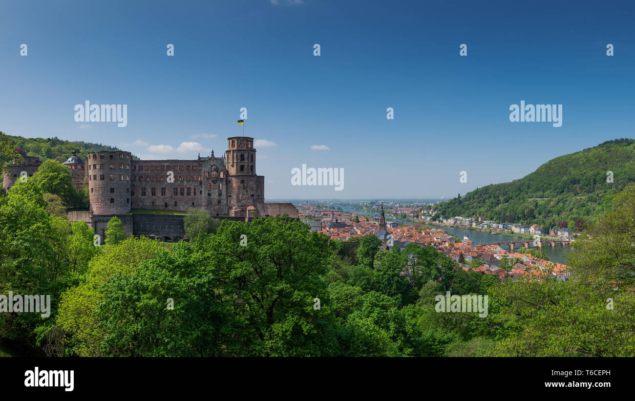 Voyage, Allemagne, Heidelberg, Bade-Wurtemberg, Schlossgarten, 30 avril. Vue sur le centre historique, le château et la rivière Neckar. Banque D'Images