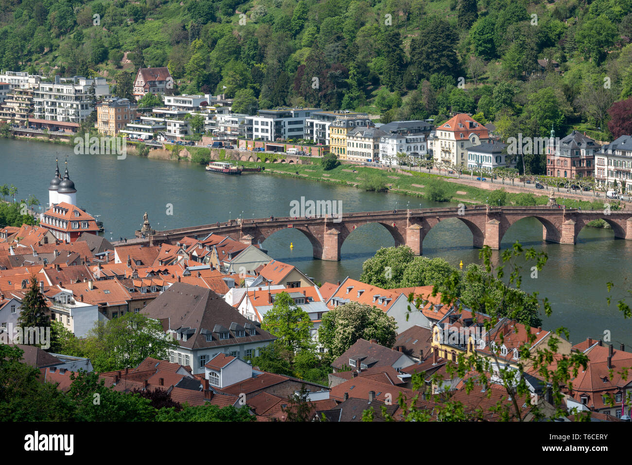 Voyage, Allemagne, Heidelberg, Bade-Wurtemberg, Schlossgarten, 30 avril. Vue sur le centre historique et le Vieux Pont sur le Neckar. Banque D'Images