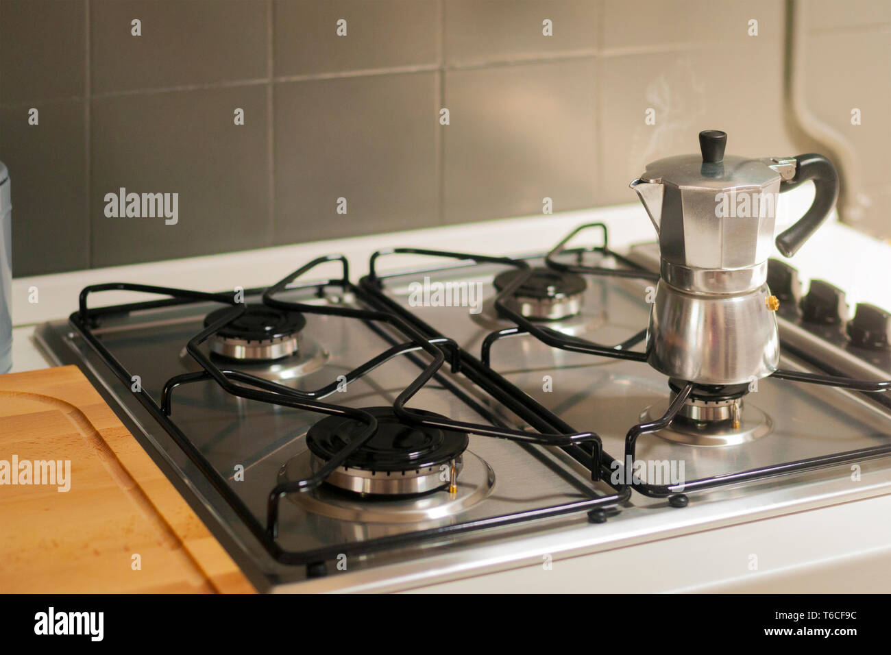 Un pot de moka sur la cuisinière Banque D'Images