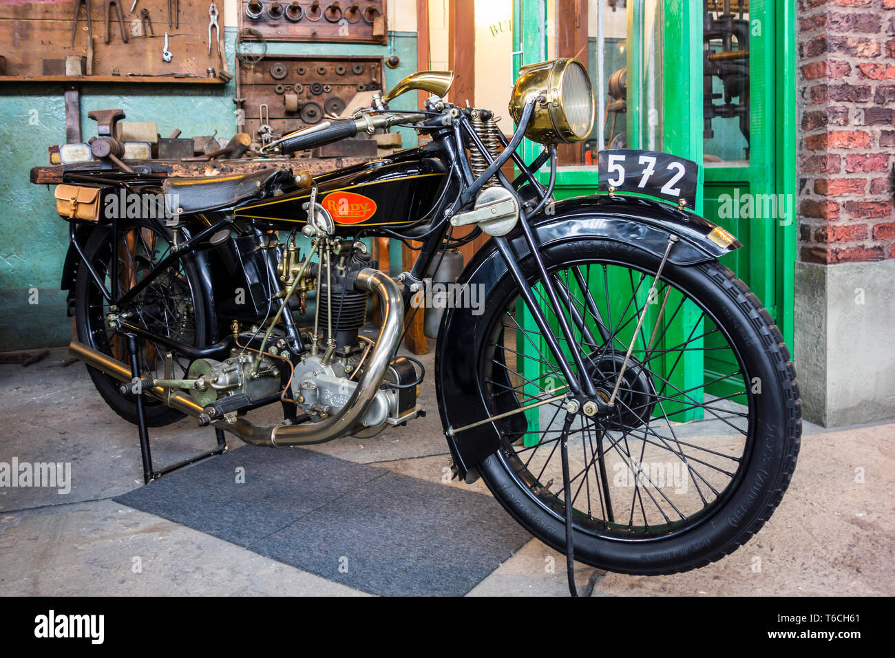 1925 Prêt Sport, 350cc Moto classique belge / moto oldtimer en atelier à l'Autoworld, musée de l'automobile à Bruxelles, Belgique Banque D'Images