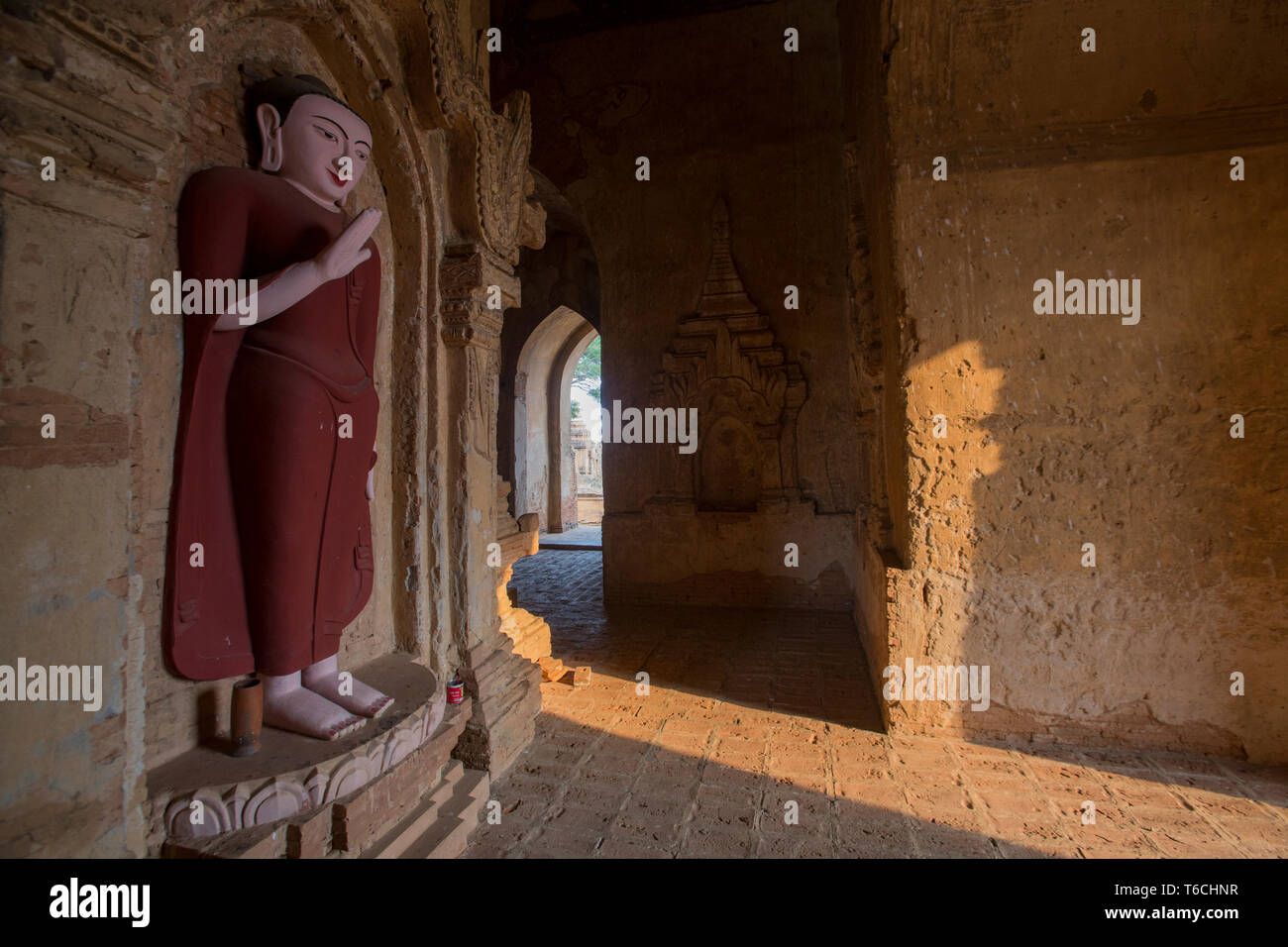 Une statue de Bouddha dans un stupa bouddhiste dans l'ancienne cité de Bagan au Myanmar. Banque D'Images