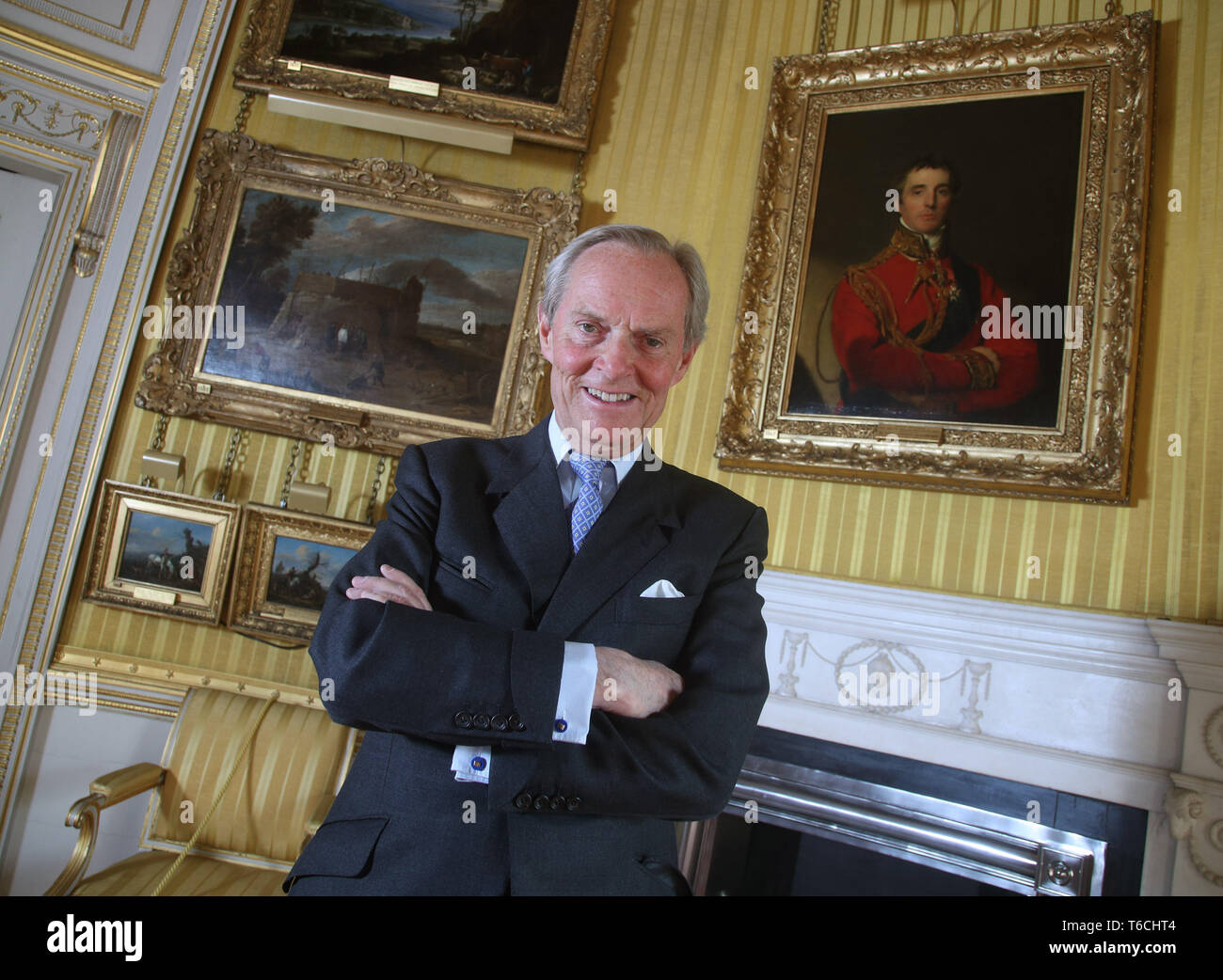 Charles Wellesley, le 9ème duc de Wellington, à Apsley House de Londres à côté d'un portrait de son père, Arthur Wellesley le premier Duc de Wellington, par Sir Thomas Lawrence (1769-1830) pour marquer le 250e anniversaire de la première naissance du duc. Banque D'Images