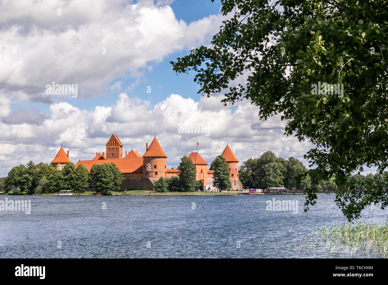 l-le-de-trakai-castle-en-lac-galve-de-jour-la-lituanie-ch-teau-de
