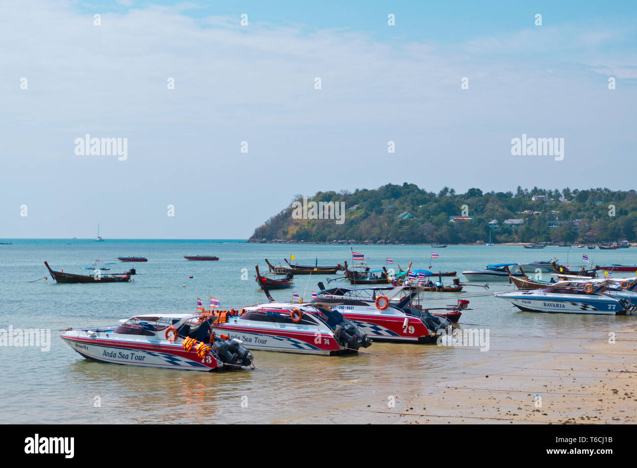 Bateaux de vitesse et sa longue queue bateaux, hat, Rawai Rawai Beach, Rawai, île de Phuket, Thaïlande Banque D'Images