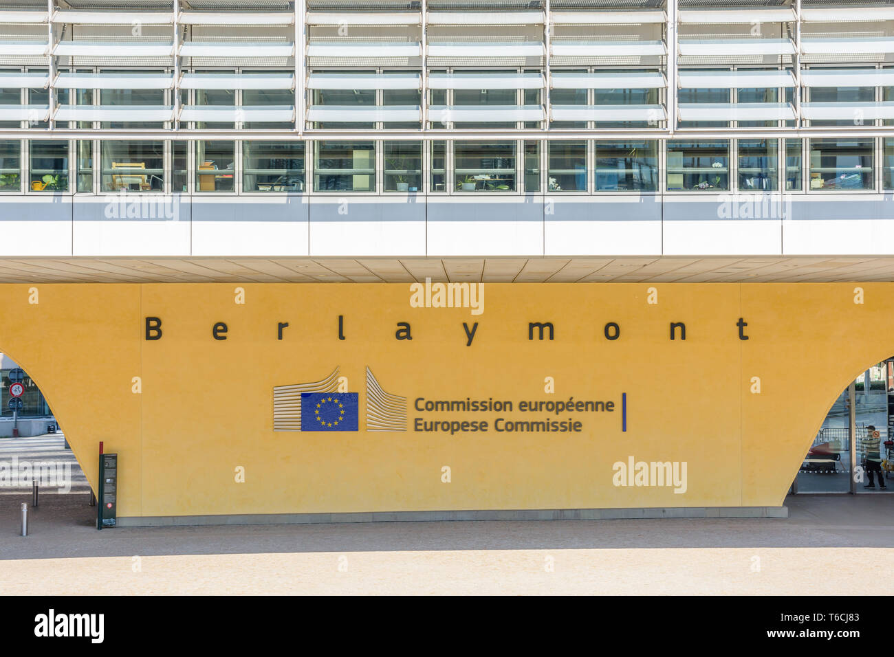 Vue frontale d'un pilier de l'immeuble Berlaymont à Bruxelles, Belgique, portant le logo et le nom de la Commission européenne en lettres noires. Banque D'Images