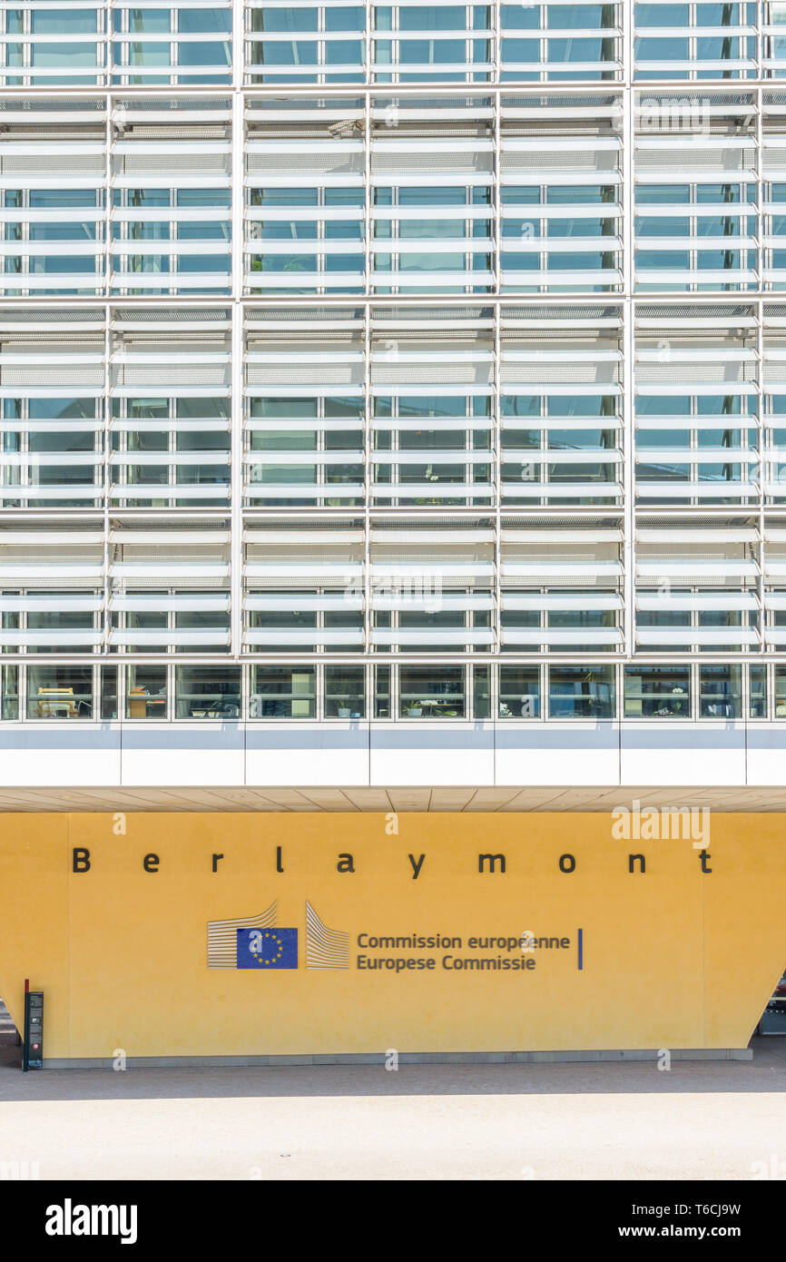 Vue frontale d'un pilier de l'immeuble Berlaymont à Bruxelles, Belgique, portant le logo et le nom de la Commission européenne en lettres noires. Banque D'Images