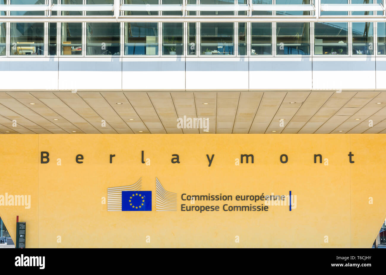 Vue frontale d'un pilier de l'immeuble Berlaymont à Bruxelles, Belgique, portant le logo et le nom de la Commission européenne en lettres noires. Banque D'Images