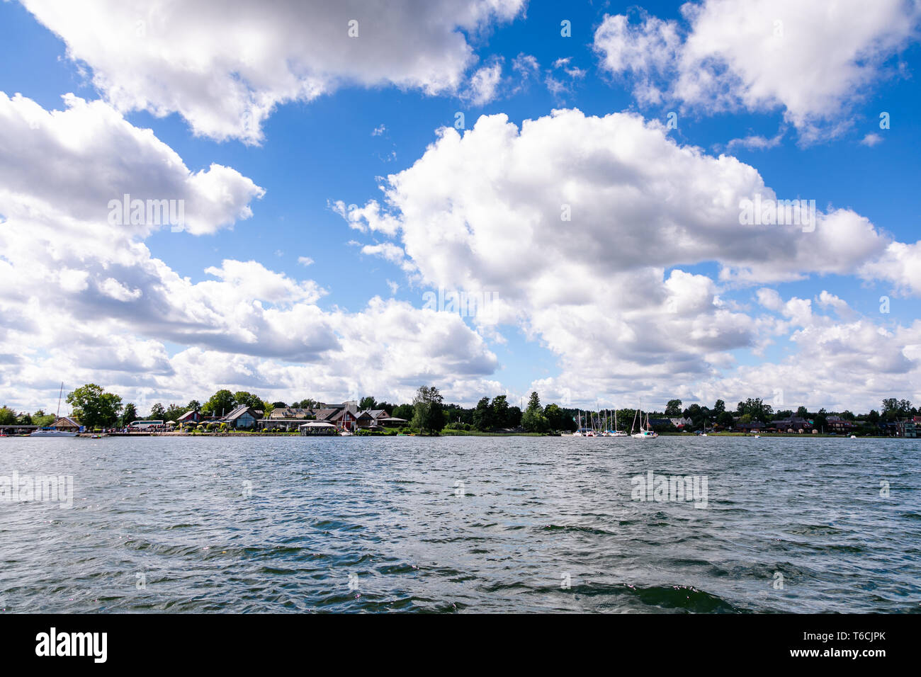 l-le-de-trakai-castle-en-lac-galve-de-jour-la-lituanie-ch-teau-de