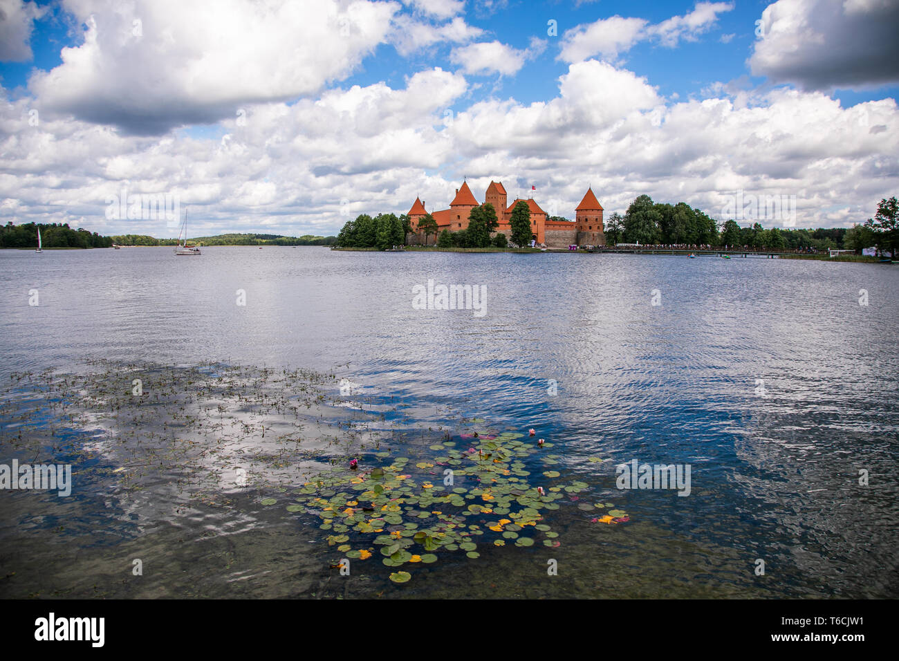 l-le-de-trakai-castle-en-lac-galve-de-jour-la-lituanie-ch-teau-de
