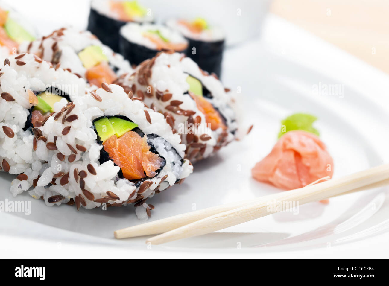 Des sushis au saumon, avocat, riz aux algues servi avec wasabi et gingembre. Banque D'Images