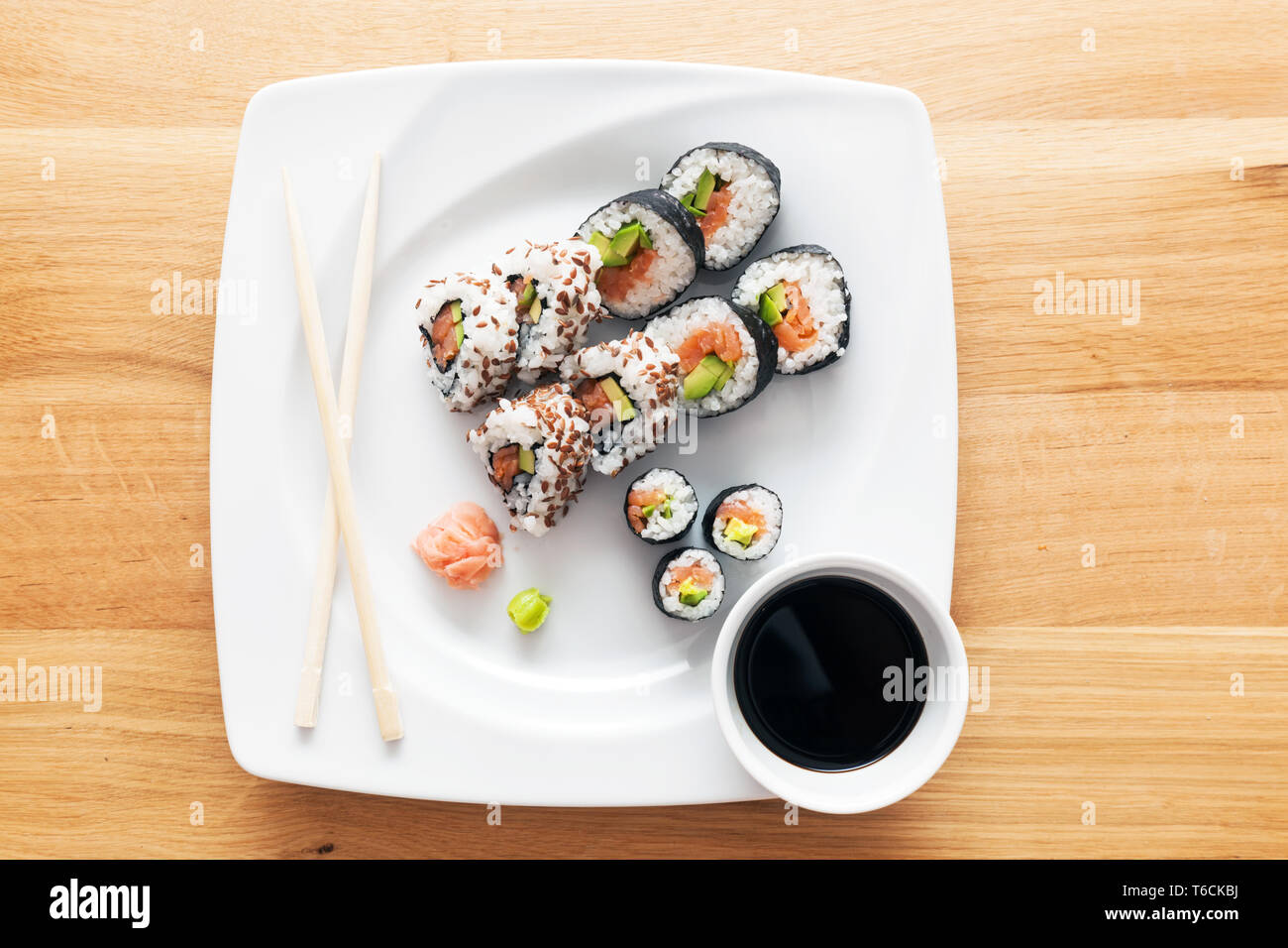 Des sushis au saumon, avocat, riz aux algues servi avec wasabi et gingembre. Banque D'Images