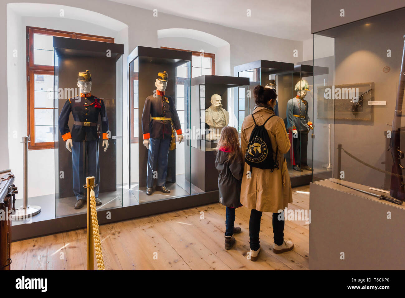 Mère Enfant Musée, vue arrière d'une société mère et fille de la visite d'une exposition d'uniformes de l'armée autrichienne dans le musée du château de Salzbourg, Autriche. Banque D'Images