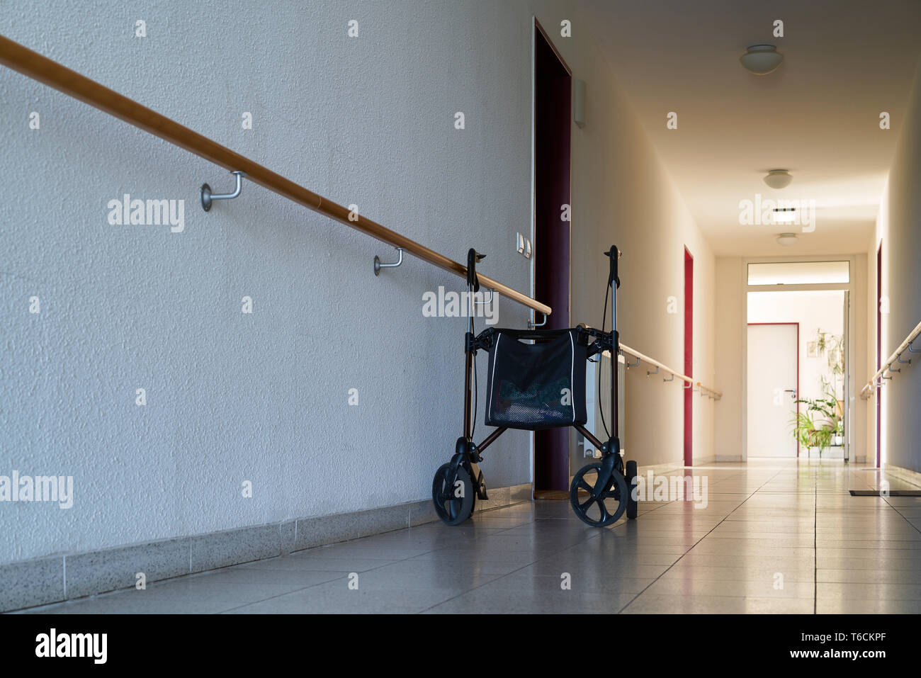Couloir avec une marchette-3903 dans une résidence pour personnes âgées Banque D'Images