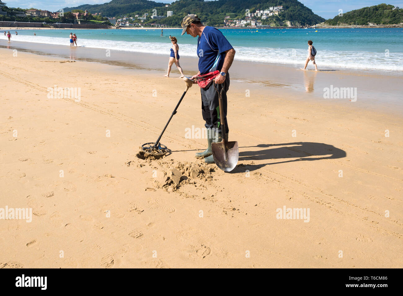 L'excavation et la recherche à la plage La Concha Banque D'Images