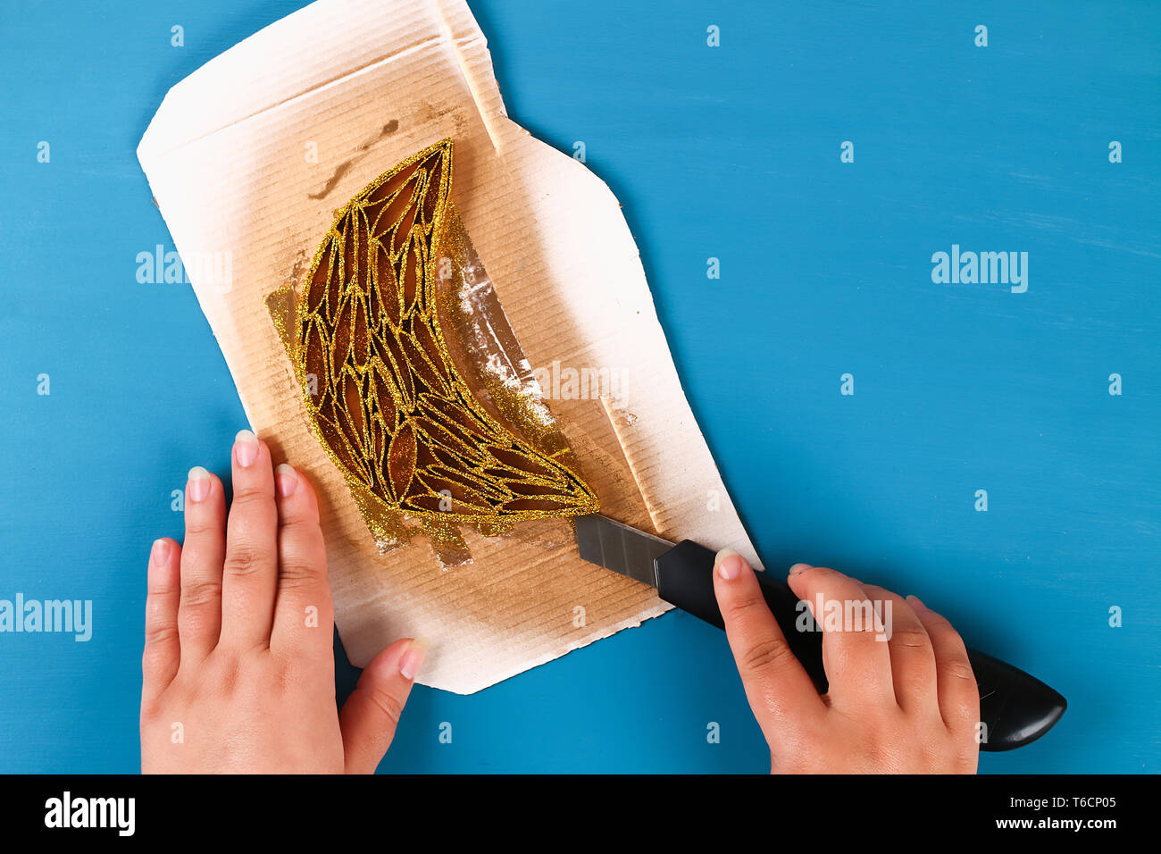 Bricolage 18 Ramadan kareem crescent avec du carton, gold glitter, rouleau  de papier toilette. Idée cadeau, décoration Ramadan kareem. Étape par  étape. Vue d'en haut. Proces Photo Stock - Alamy