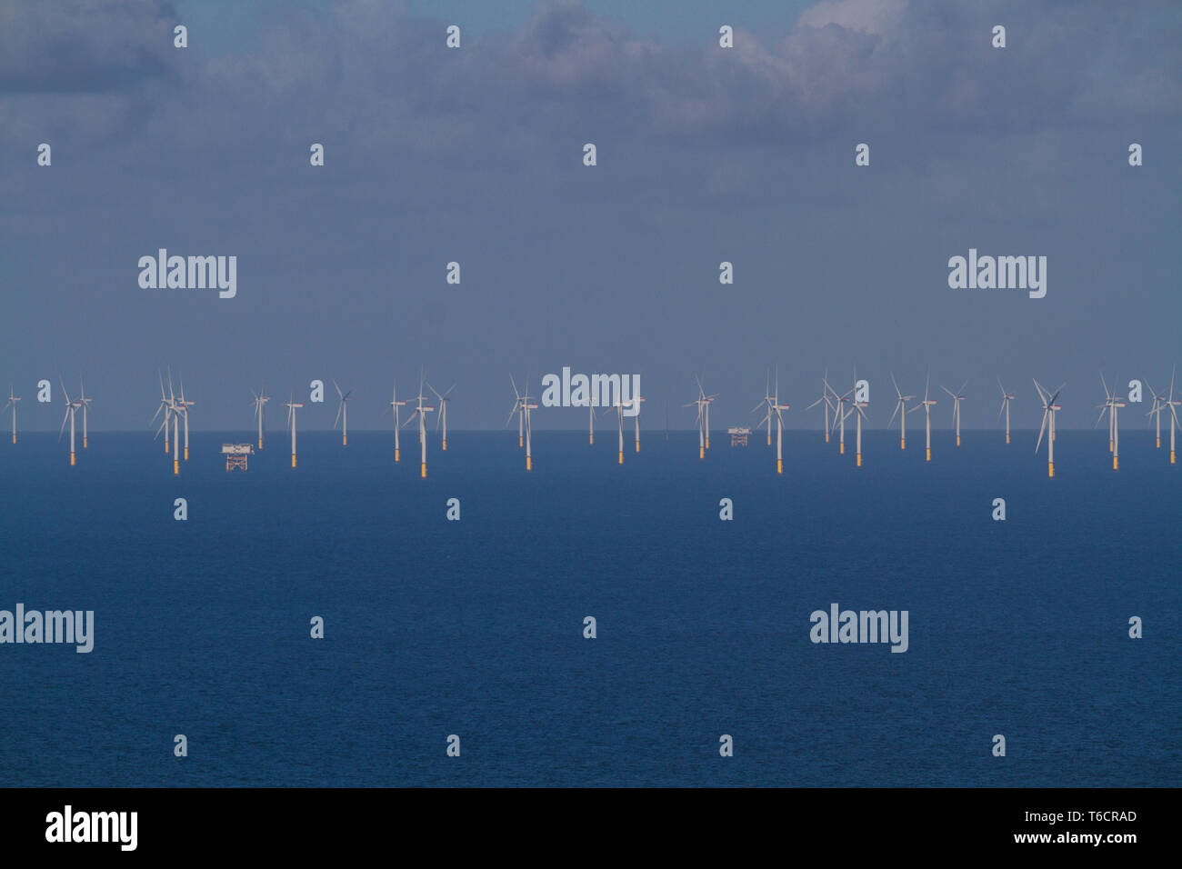 Ferme éolienne en mer aux beaux jours, le bleu. Gwynt y Mor près de Llandudno, le Nord du Pays de Galles, Royaume-Uni. Banque D'Images