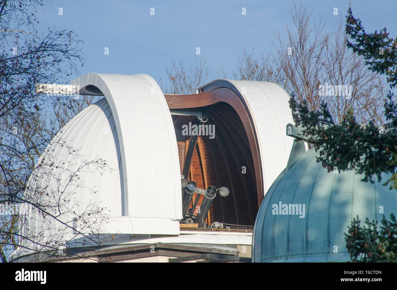 L'Observatoire de Prague avec demi-dôme ouvert Banque D'Images