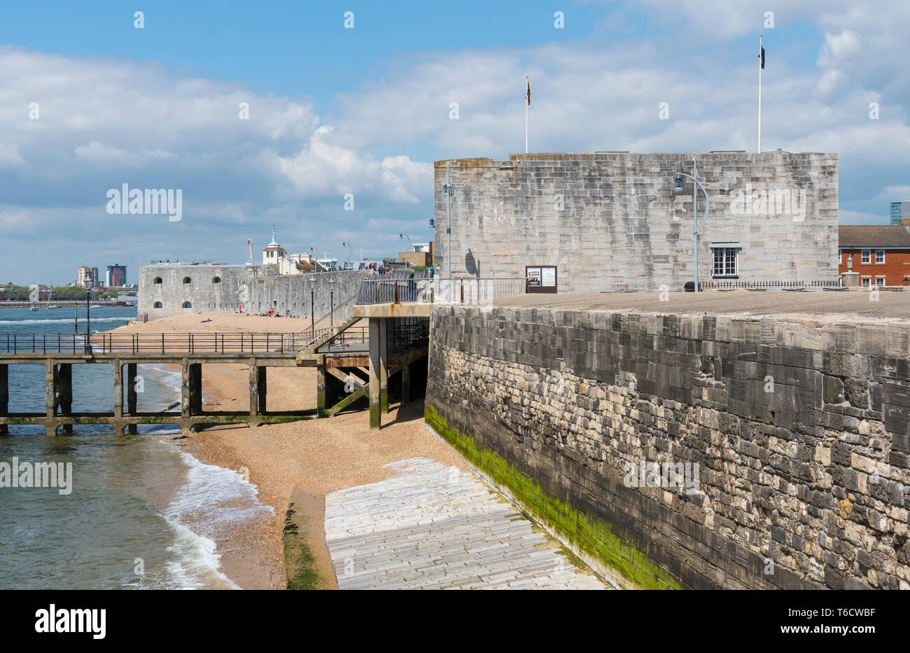 La Tour Ronde et Tour Carrée, fortifications en pierre du xve siècle à l'entrée du port de Portsmouth dans le vieux Portsmouth, Hampshire, Royaume-Uni. Banque D'Images