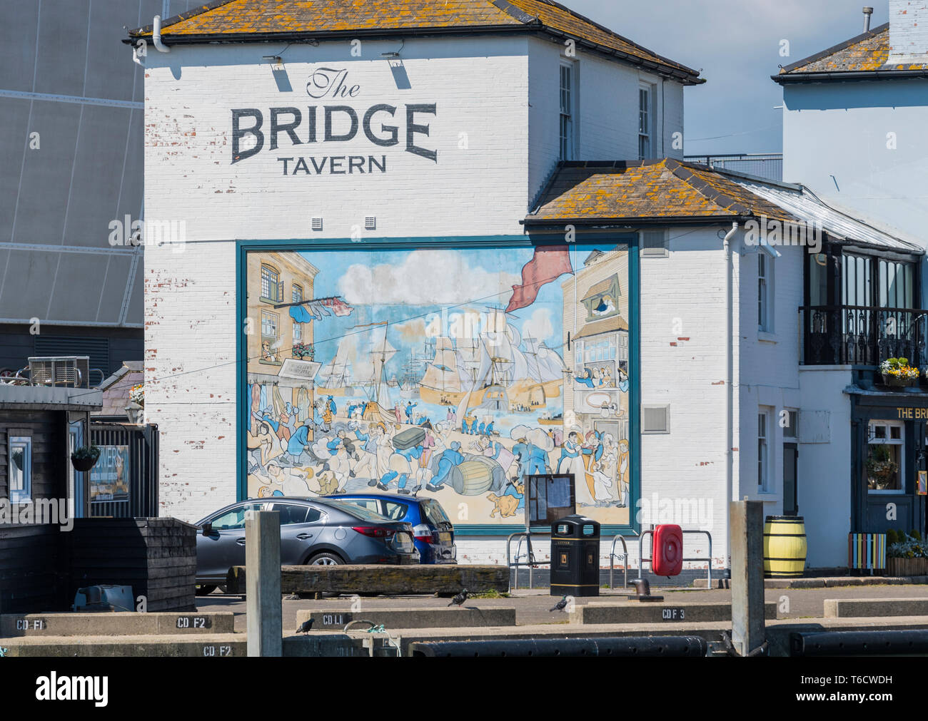 Une grande murale dessin animé peint sur la paroi latérale de la Bridge Tavern Pub dans le carrossage, Vieux Portsmouth, Hampshire, England, UK. Banque D'Images