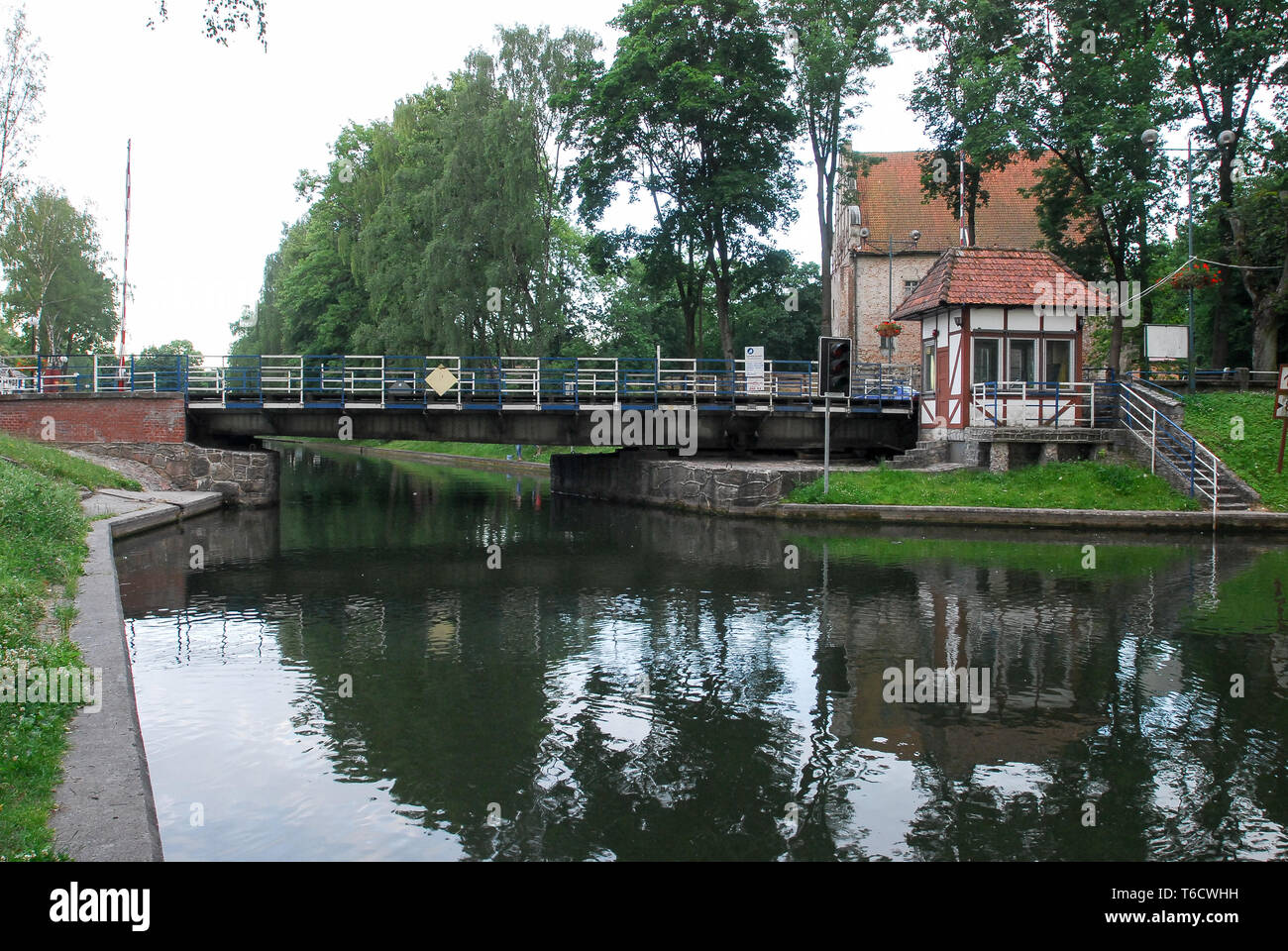 Construit en 1898 le pont tournant sur Kanal (canal Luczanski Luczanski) et l'Ordre Teutonique château gothique à Gizycko, Pologne. 3 juillet 2008 © Wojciech Strozyk Banque D'Images