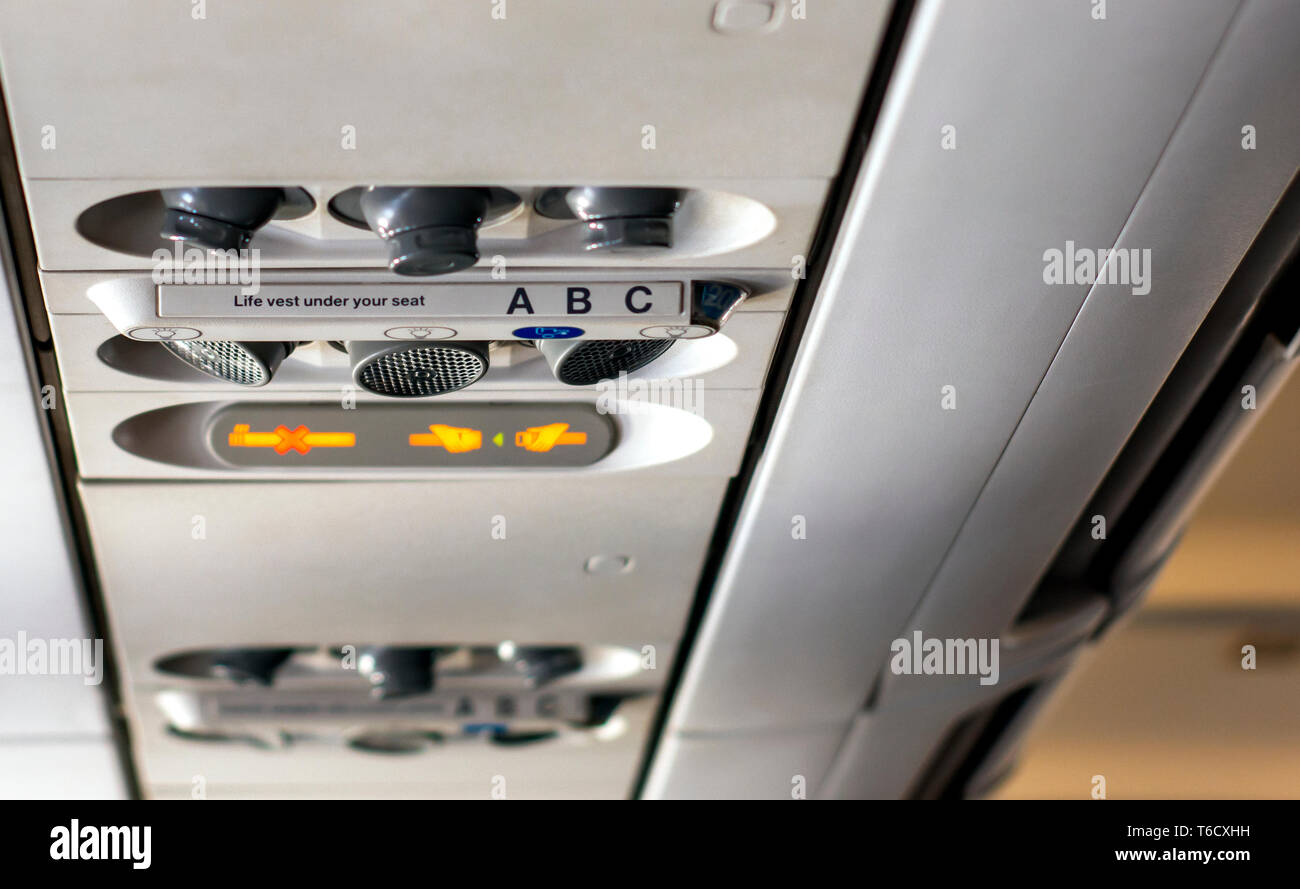 Panneau de contrôle pour déterminer la direction de l'éclairage,  climatisation, avec l'indication de l'interdiction de fumer et de garder  les ceintures de sécurité bouclée Photo Stock - Alamy