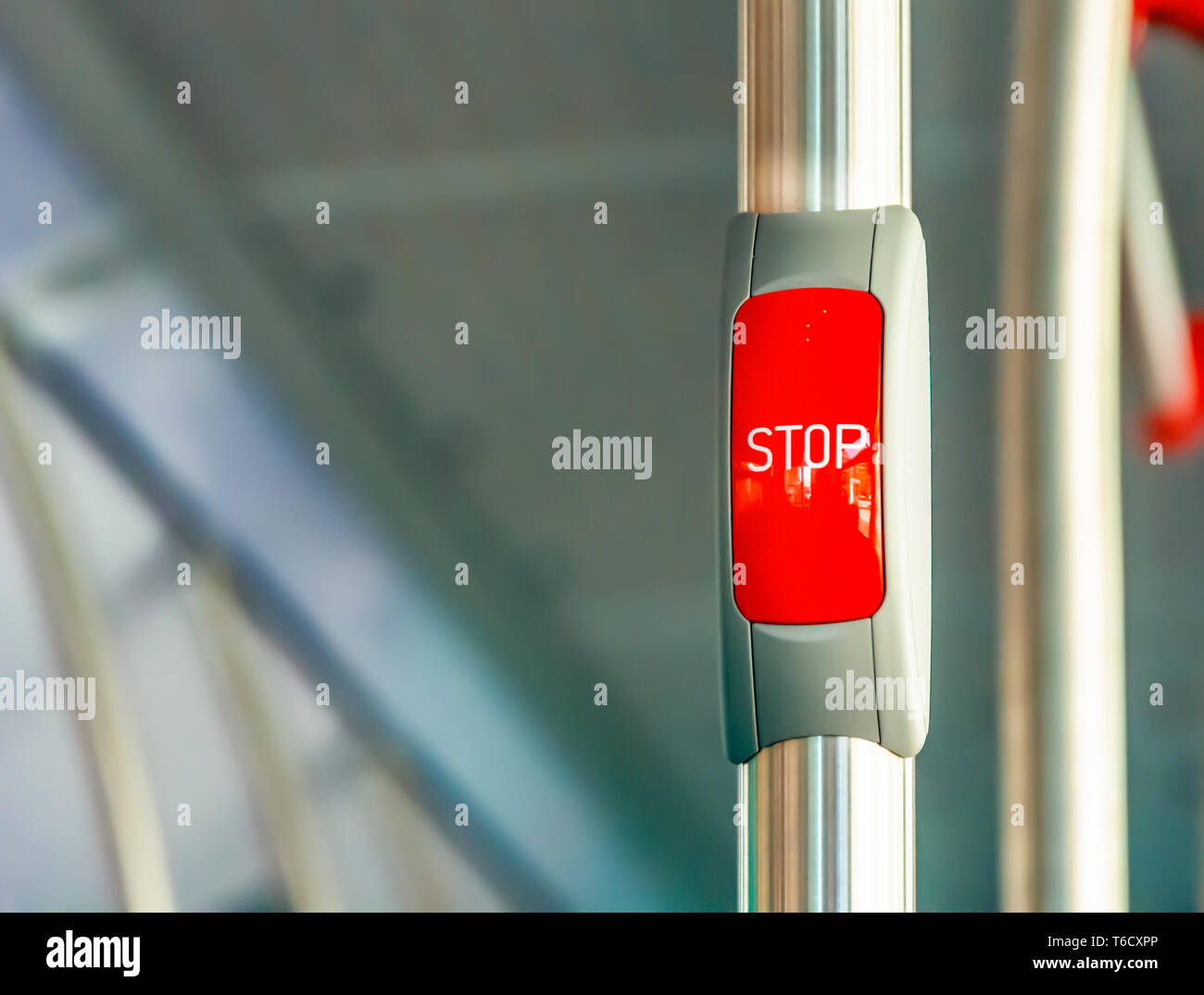 Bouton d'arrêt rouge sur la rambarde de métal d'un autobus. Les transports en commun. Transport public Banque D'Images