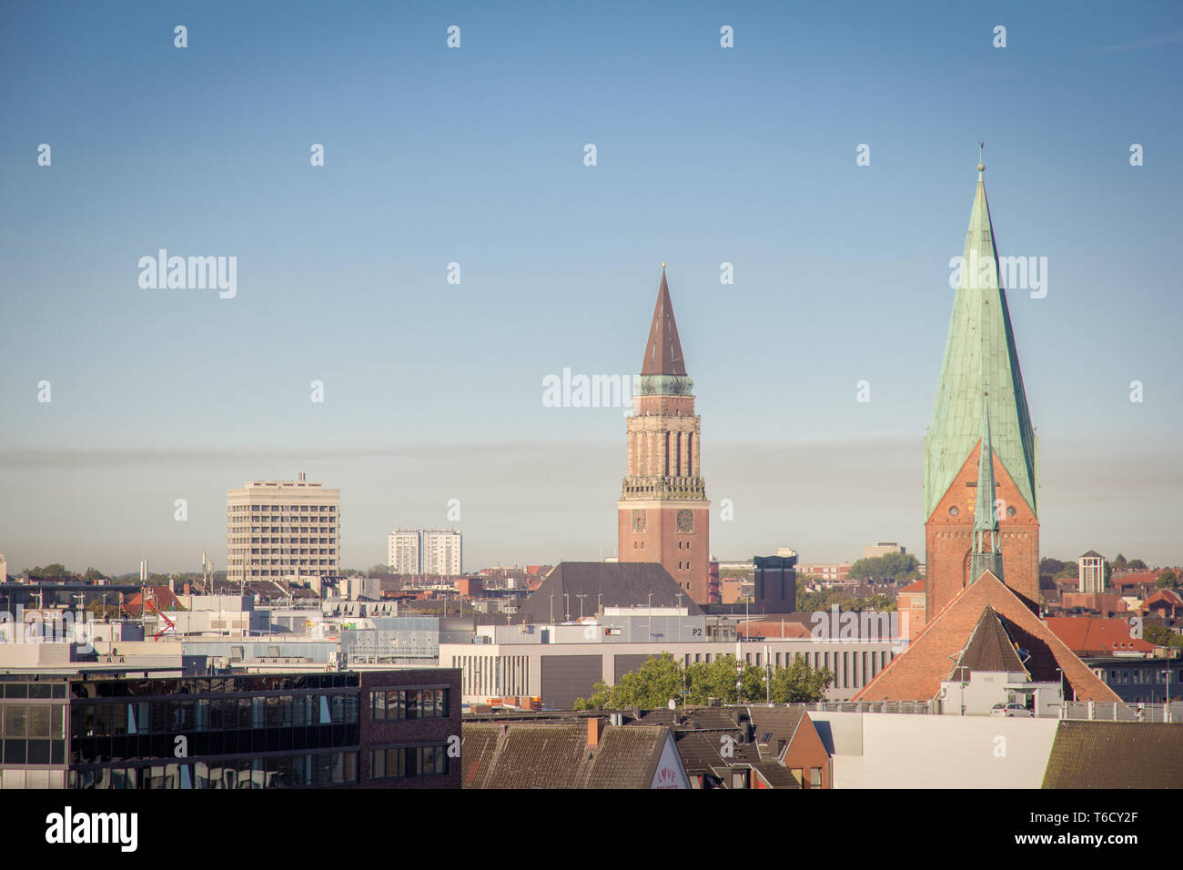 Silhouette, Stadtansicht Kiel Rathaus St., Nikolai Kirche, Milchforschung / Skyline Kiel, vue sur la ville de ville, église st. nicolai, bâtiment de recherche Banque D'Images