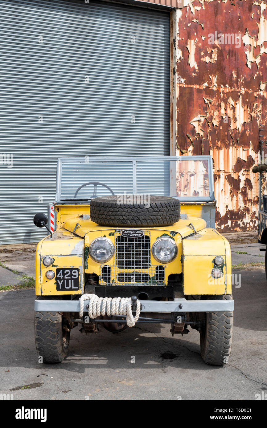 1957 La Land Rover d'un vieux hangar d'avions à Bicester Heritage Centre 'Drive il Day'. Bicester, Oxfordshire, Angleterre Banque D'Images