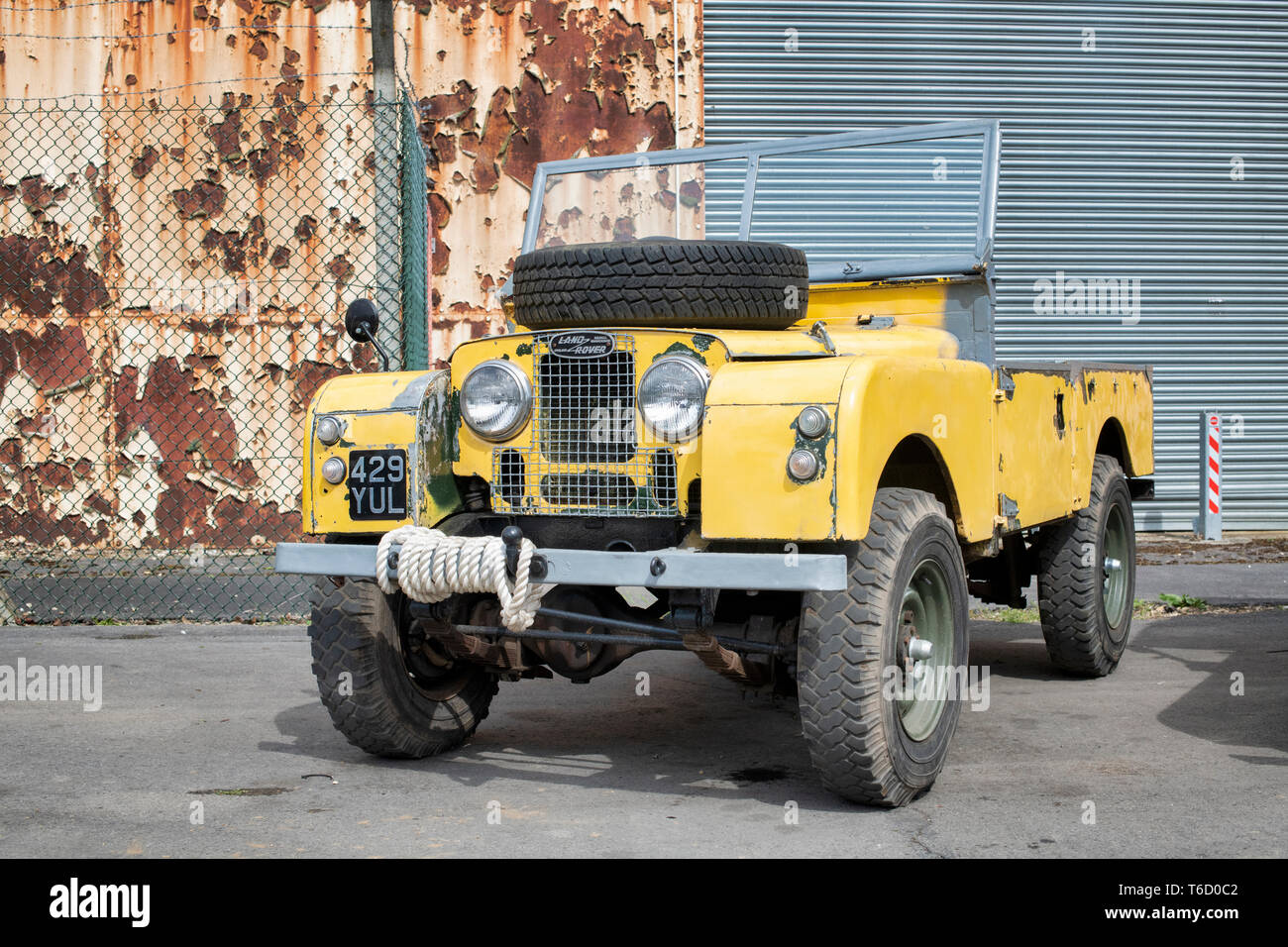 1957 La Land Rover d'un vieux hangar d'avions à Bicester Heritage Centre 'Drive il Day'. Bicester, Oxfordshire, Angleterre Banque D'Images