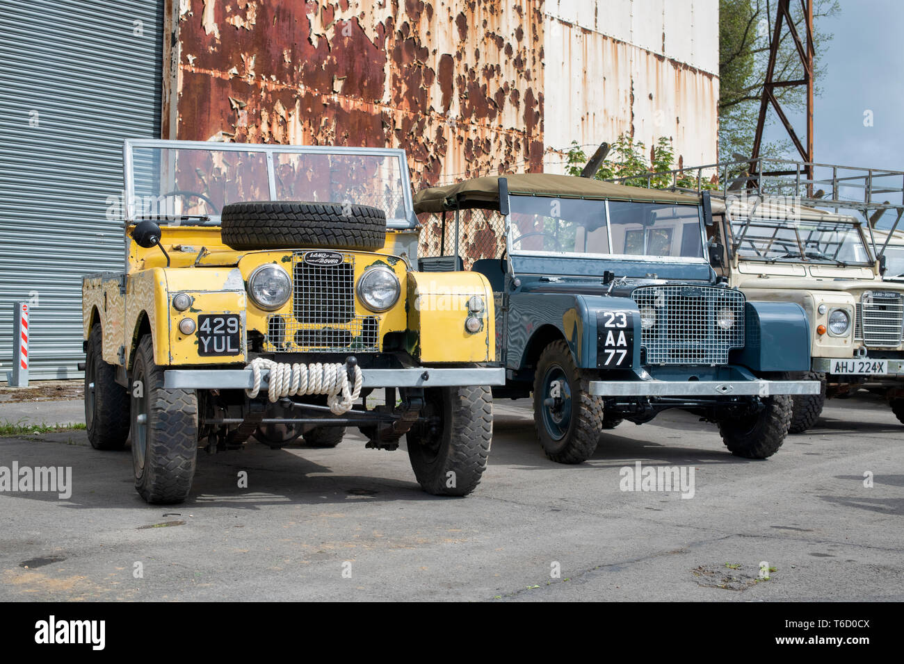 1957 La Land Rover d'un vieux hangar d'avions à Bicester Heritage Centre 'Drive il Day'. Bicester, Oxfordshire, Angleterre Banque D'Images
