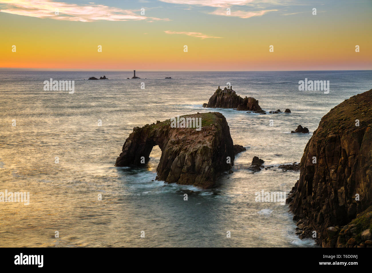 Land's End ; ; ; coucher du soleil phare drakkars Cornwall, UK Banque D'Images