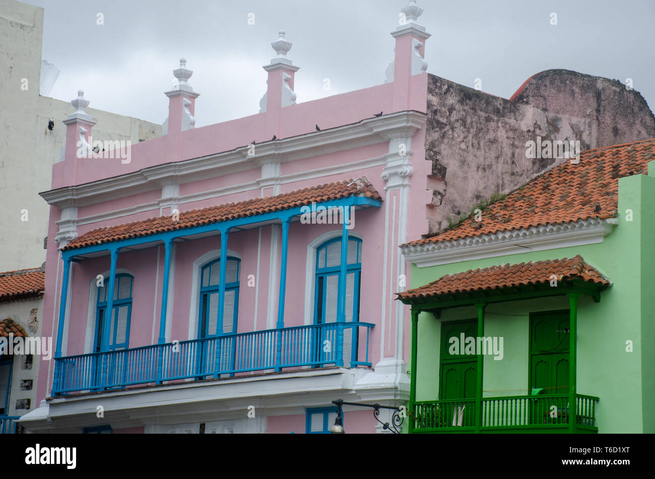 Les bâtiments aux couleurs vives de La Havane vieille ville Banque D'Images