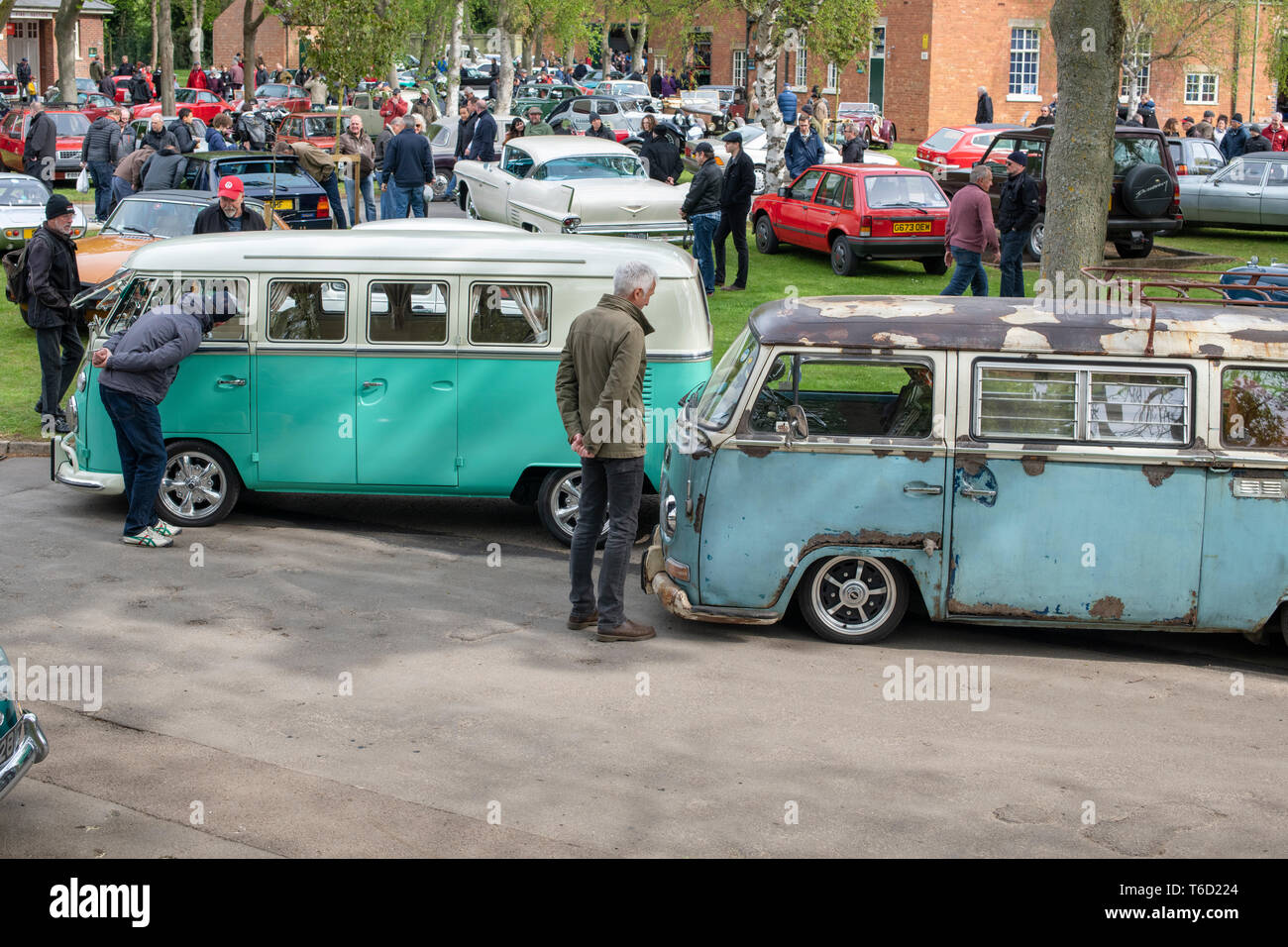 1966 VW Volkswagen écran divisé le camping-car et un camping-car Volkswagen 1970. Centre du patrimoine mondial de Bicester 'Drive il Day'. Bicester, Oxfordshire, Angleterre. Banque D'Images