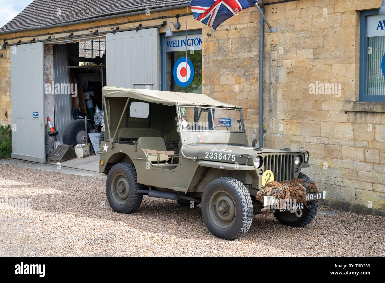 1942 Willys Jeep à l'extérieur de l'avant de l'Édifice Wellington aviation museum, Moreton in Marsh, Cotswolds, Gloucestershire, Angleterre Banque D'Images