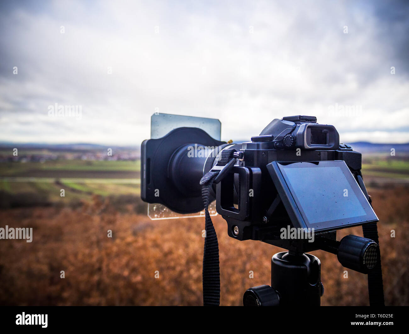 Paysage de prise de vue avec appareil photo mirrorless en mauvais état Banque D'Images