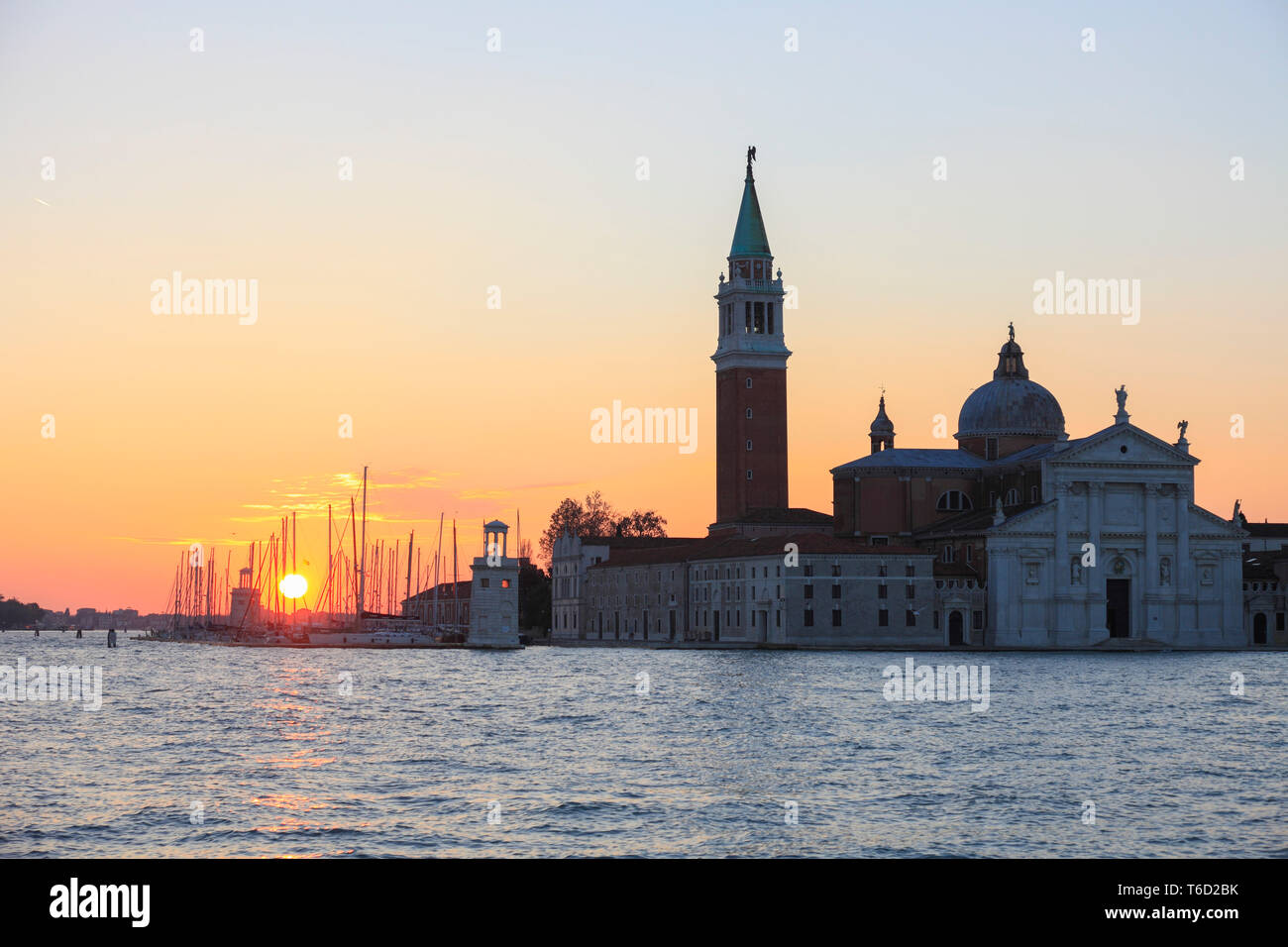 Lever de soleil sur la marina Compagnia della Vela und Isola San Giorgio, Venise, Vénétie, Italie. Banque D'Images