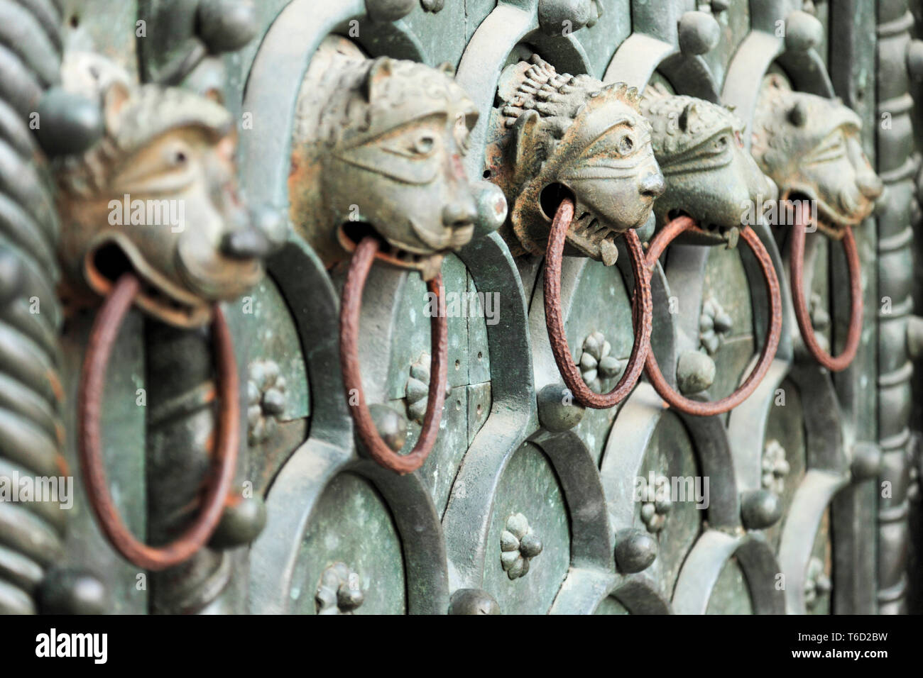 Les chefs du lion au portail principal de la Basilica di San Marco, Piazza San Marco, San Marco, Venise, Vénétie, Italie. Banque D'Images
