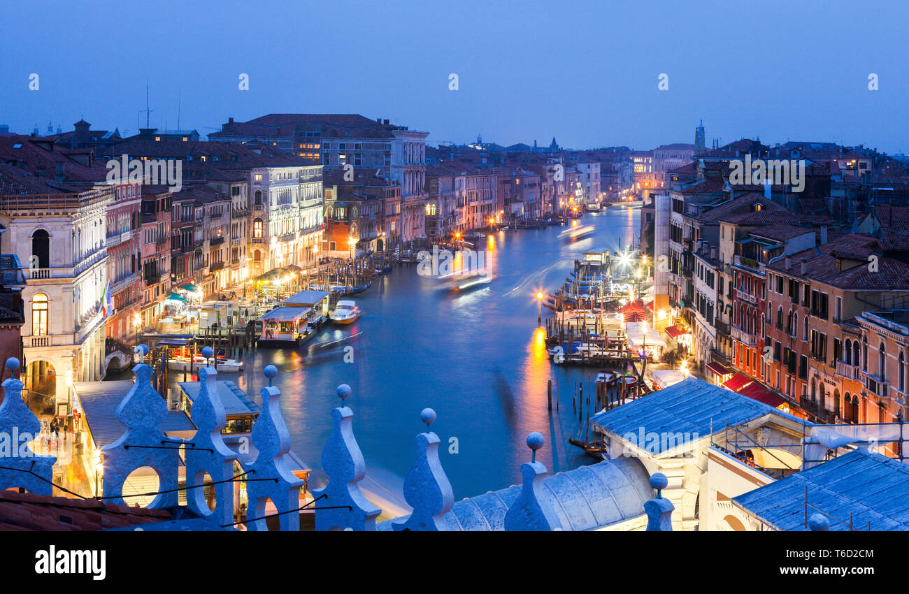 La vue sur le Grand Canal et le Pont du Rialto à partir de la terrasse panoramique du Fondaco dei Tedeschi, Venise, Vénétie, Italie Banque D'Images