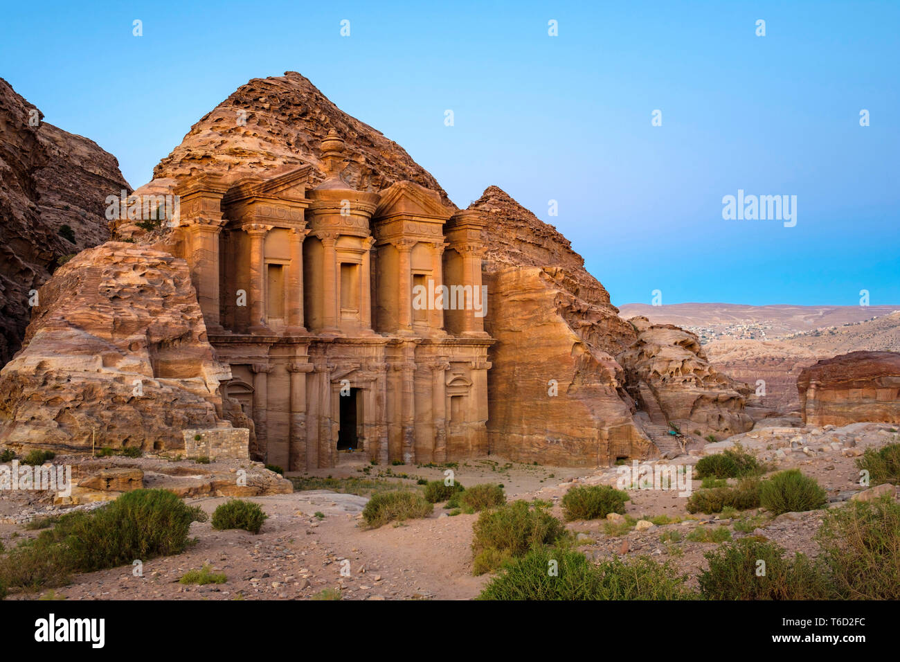 La Jordanie, le Gouvernorat de Ma'an, Petra. UNESCO World Heritage Site. Le monastère Ad-Deir, au crépuscule. Banque D'Images