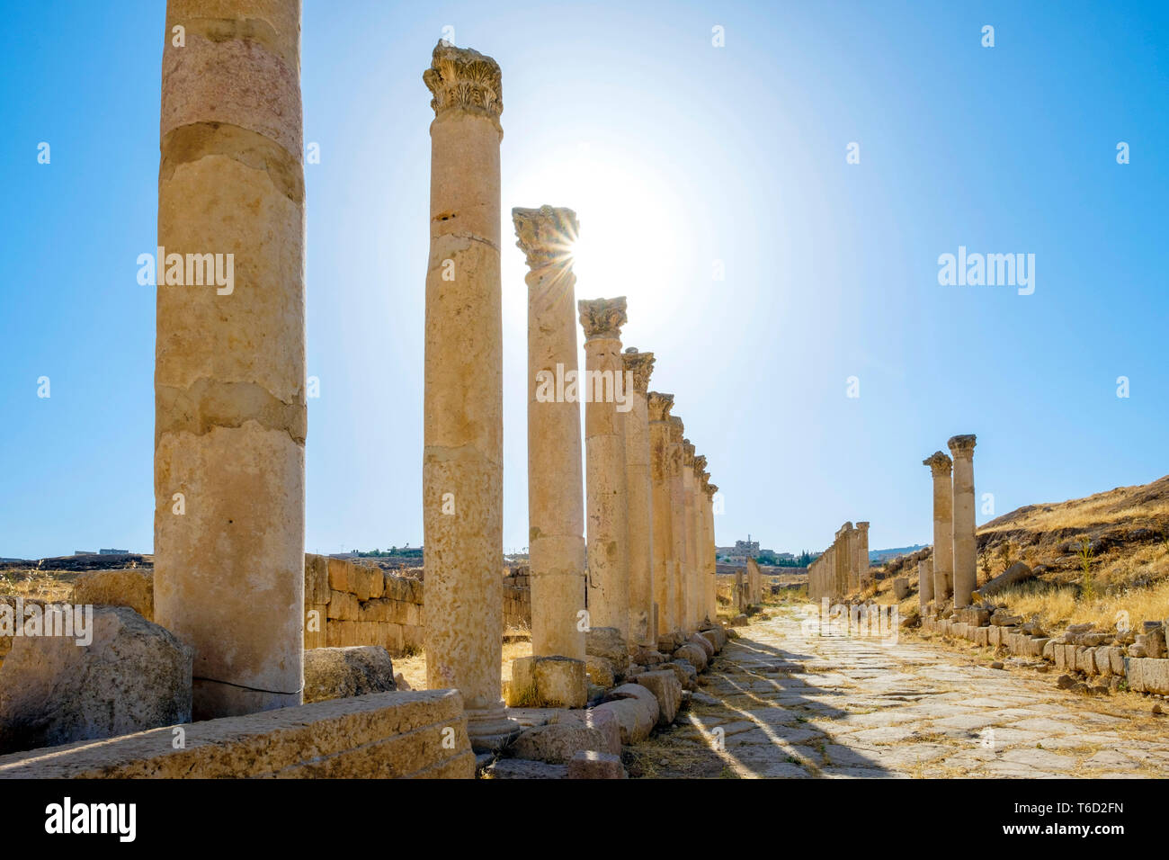 La Jordanie, le Gouvernorat de Jerash, Jerash. La rue à colonnade (cardo maximus) dans l'ancienne ville romaine de Gérasa. Banque D'Images
