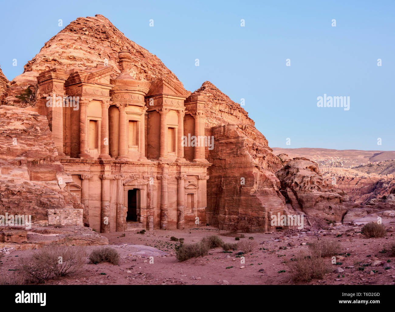 Le monastère Ad-Deir, au crépuscule, Petra, le Gouvernorat de Ma'an, Jordanie Banque D'Images