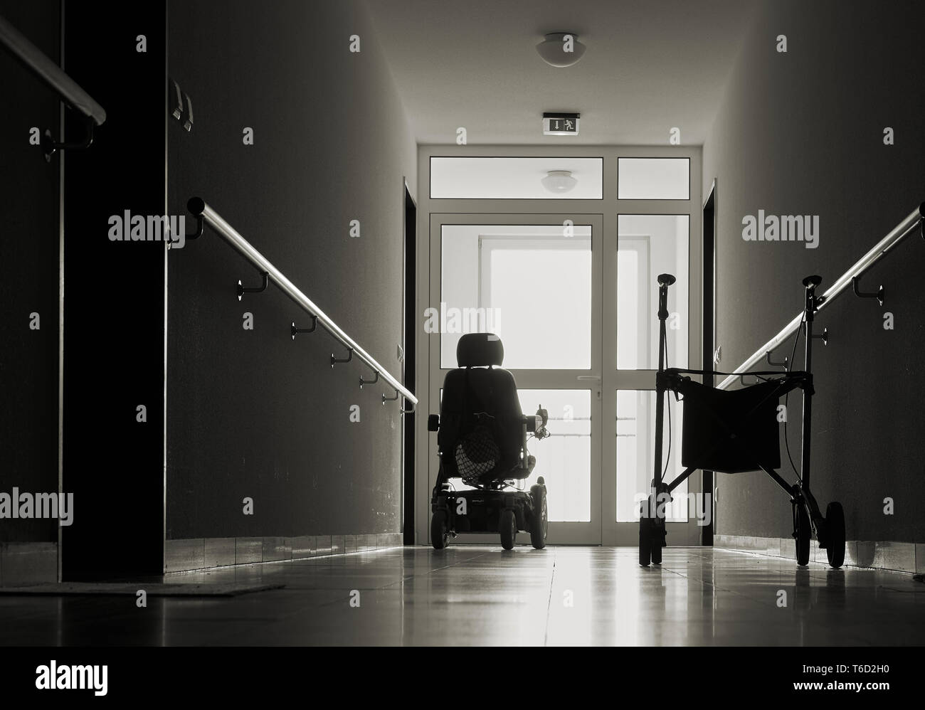 Couloir avec lonely walker dans une maison de soins infirmiers Banque D'Images